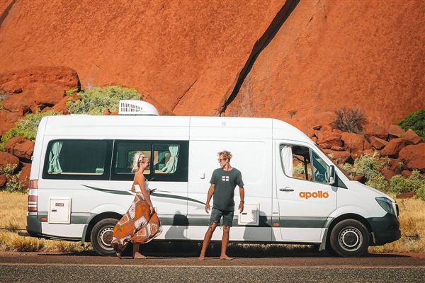 Couple parked in front of Uluru in the Apollo Euro Tourer